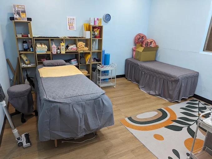 按摩室,有按摩床與伸展工具
